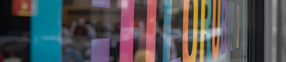 Découpe de lettres adhésives 